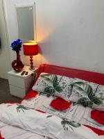 Three double Bedrooms with share bathroom at La Belle Meuniere Leicester - B&B