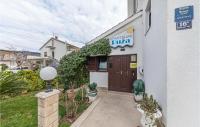 Stunning Apartment In Kastel Stafilic - Chambres d’hôtes
