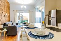 Jennifer's Stylish Apt Private Deck Backyard Oasis - B&B Providence