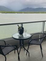 Absolute Waterfront Apartment - Ferienwohnung Cairns
