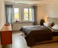 2 Wohnungen auf einer Ebene - 4 Schlafzimmer, 2 Bäder, gemütliches Wohnzimmer, großer Esstisch, Parkplätze - Ferienwohnung Wolfhagen