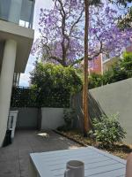 Spacious Modern Apartment with Free Parking - Chambres d’hôtes