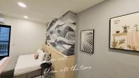 Zimmer mit Queensize-Bett und Balkon