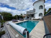 Belle villa avec piscine - B&B Empuriabrava