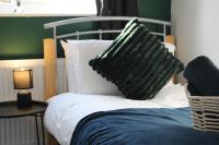 BrambleMead 5 bed house in Manchester Leigh - Bed and Breakfast