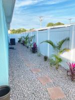 Delux 3BR House with Pool 3 Minute walk to Beach - B&B Cape Canaveral