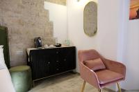Zimmer mit Kingsize-Bett und Balkon