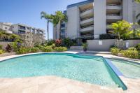 Florentine 13, 11 Columbia Close -fabulous unit with air con, wifi, pool, lift and waterviews - B&B