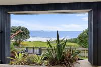 Wow On Wanaka Bay - beachfront living at its best - Bed and Breakfast