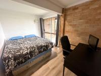 Kamer met Queensize Bed en Gedeelde Badkamer