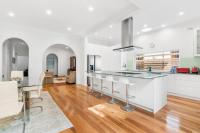 Family Beach House - spacious w yard AC car space - Ferienwohnung