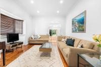 Family Beach House - spacious w yard AC car space - B&B Sídney