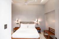 Habitación con cama grande y balcón