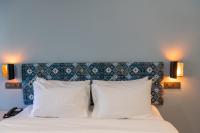 Habitación con cama extragrande y balcón