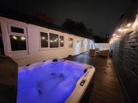 Derby City Centre Apartment with Roof Top Hot Tub - B&B