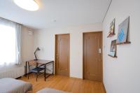 Tweepersoonskamer met 2 Aparte Bedden en Gedeelde Badkamer