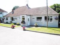 Oak Tree Lodge & Holiday Parking - Bed and Breakfast Burstow