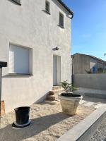 maison avec piscine à débordement - B&B Saint-Geniès-de-Malgoirès