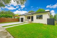Home with Pool & Peacocks in Central Miami - B&B