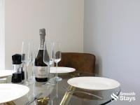 Modern 2 Bed Apartment By Smooth Stays Short Lets & Serviced Accommodation Preston With Parking Near Train Station - B&B Preston