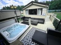 Lovely Private Hot Tub Cabin with Free Golf - B&B