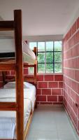 Cama en habitación compartida femenina de 6 camas