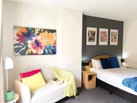 303 Cheerful City Central Crib Sleeps 2 - B&B
