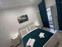 Zimmer mit Queensize-Bett und Balkon