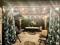 Romantic Retreat, Relax at Hot-tub, Indoor & Outdoor shower, firepit, 5 min to Hawaii Volcano park - Chambres d'hôtes Volcano