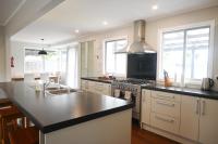 New painted 5 bdms spacious house close to the Base - Chambres d’hôtes Hamilton