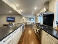 New painted 5 bdms spacious house close to the Base - Chambres d’hôtes Hamilton