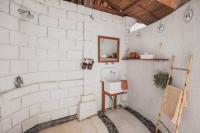 Suite mit Queensize-Doppelbett und Poolblick