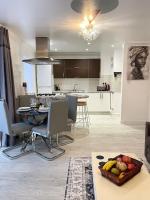 Stylish Madison Apartment - B&B Dagenham