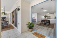 3-Bed Haven with Balcony and BBQ, 5-Min to Beach - B&B