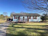 Blue Heron Cottage with Game Room, Deck, Hot Tub - Chambres d’hôtes