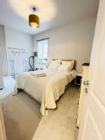 One Double bedroom with en-suite bath and shower and a separate toilet at the Royal - Homestay not Hotel - Chambres d'hôtes Bognor Regis