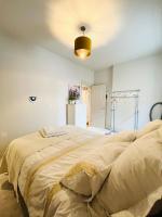 One Double bedroom with en-suite bath and shower and a separate toilet at the Royal - Homestay not Hotel - Chambres d'hôtes Bognor Regis