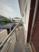 Balcony Teal Snug Open-Plan Studio Unit in Lekki Phase 1-Netflix, Wi-Fi, 24-7 Light, Washer, Kitchen - B&B Lagos