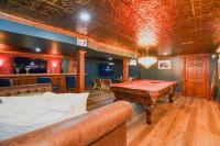 Speakeasy Bar Hot Tub PetsOK Close2Mayflower - B&B Town House