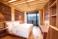 Zimmer mit Queensize-Bett und Balkon