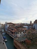 Large Three-bedroom Apartment with Canal View in Cannaregio - B&B Venezia