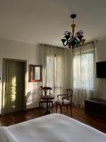 Suite con cama grande y balcón