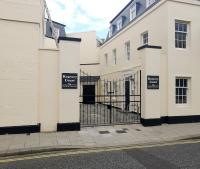 Courtyard Retreat- Free evening parking - B&B