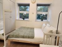 St 6 - 2 min Walk from Tube Cozy Studio Apartment - B&B Londra