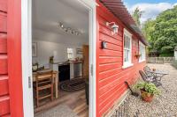 The Red Shed Entire home for 2 Private garden and parking 2 miles from Bury St Edmunds - B&B