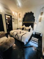 Zimmer mit Kingsize-Bett