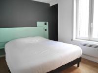 Deluxe One-Bedroom Apartment