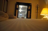 Habitación con cama grande y vistas al jardín