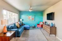 Mid century modern condo near Old Town, pool & BBQ - Chambres d’hôtes