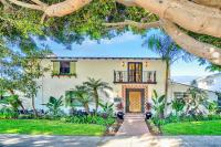 Villa Encanto- LUXE Spanish Villa with 6 KING Bedrooms, Courtyard and New Game Room - B&B